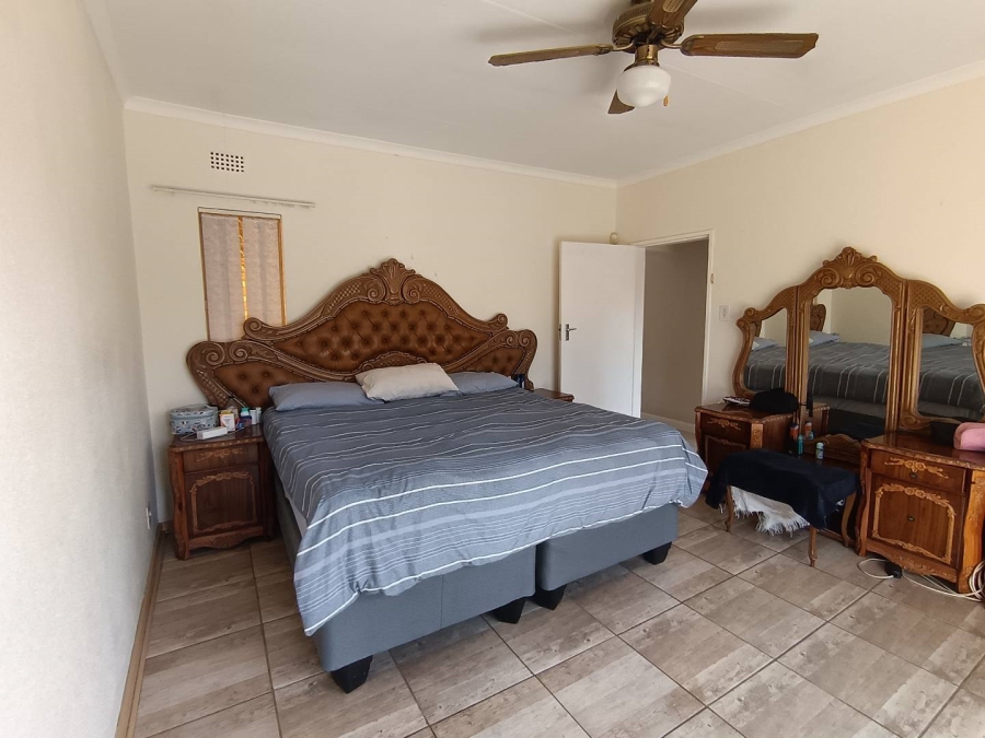 6 Bedroom Property for Sale in Brackendowns Gauteng