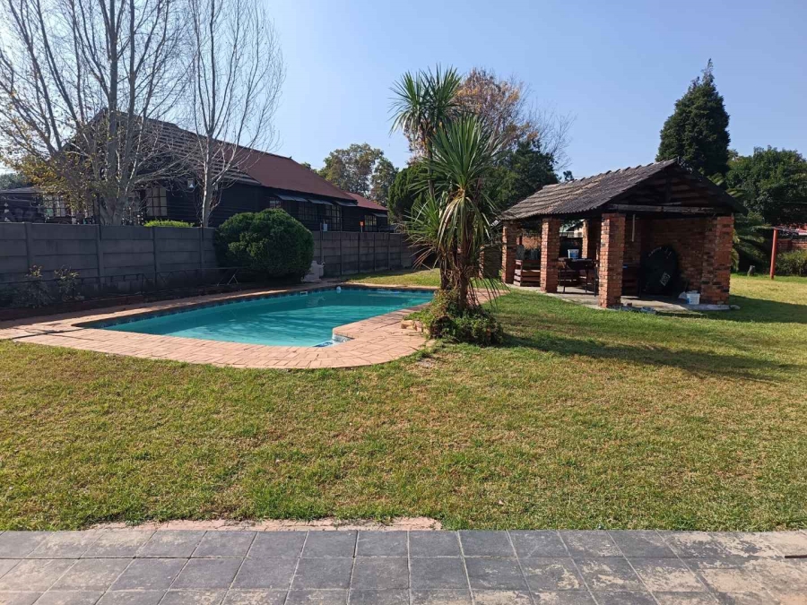 6 Bedroom Property for Sale in Brackendowns Gauteng