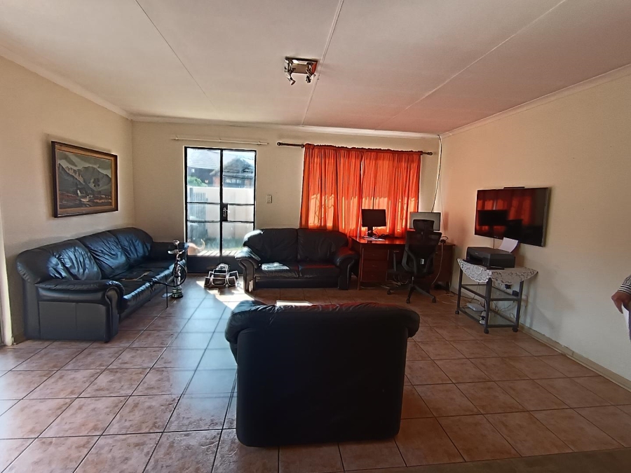 6 Bedroom Property for Sale in Brackendowns Gauteng