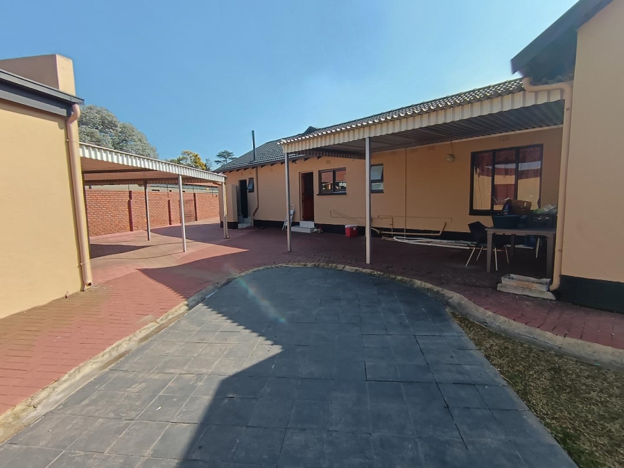 6 Bedroom Property for Sale in Brackendowns Gauteng
