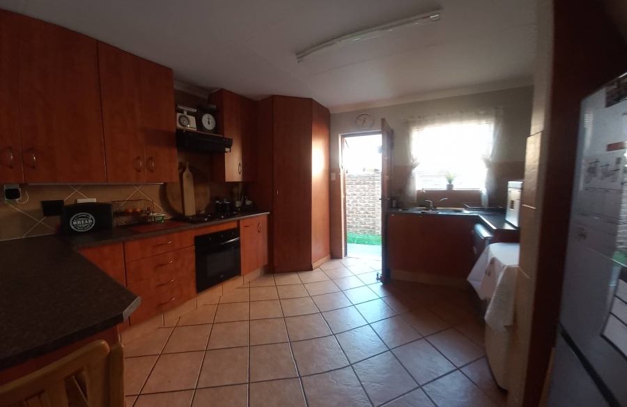 3 Bedroom Property for Sale in Bonaero Park Gauteng