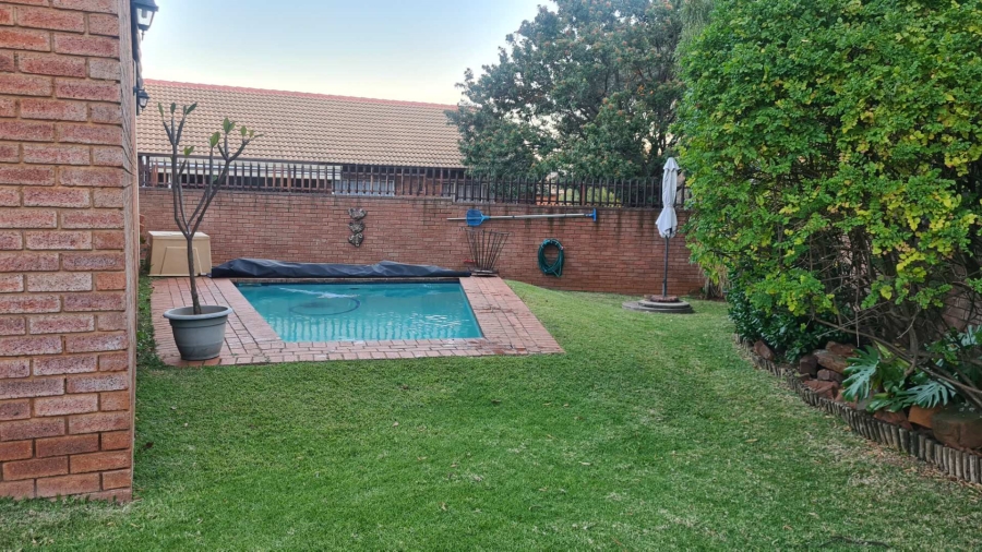 2 Bedroom Property for Sale in Faerie Glen Gauteng
