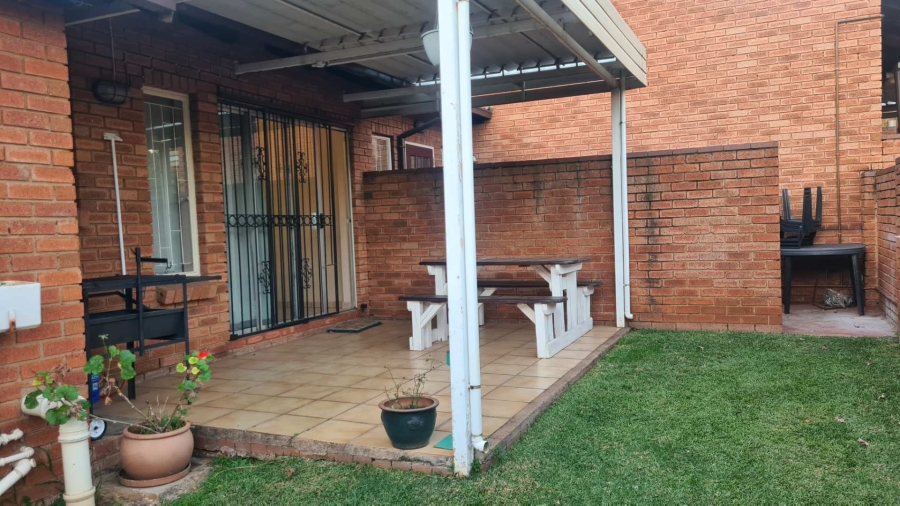 2 Bedroom Property for Sale in Faerie Glen Gauteng