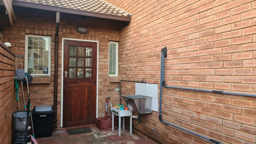 2 Bedroom Property for Sale in Faerie Glen Gauteng
