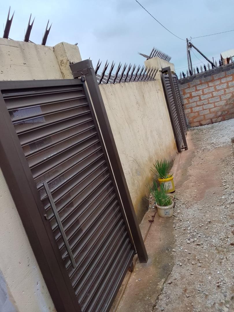 6 Bedroom Property for Sale in Thulani Gauteng