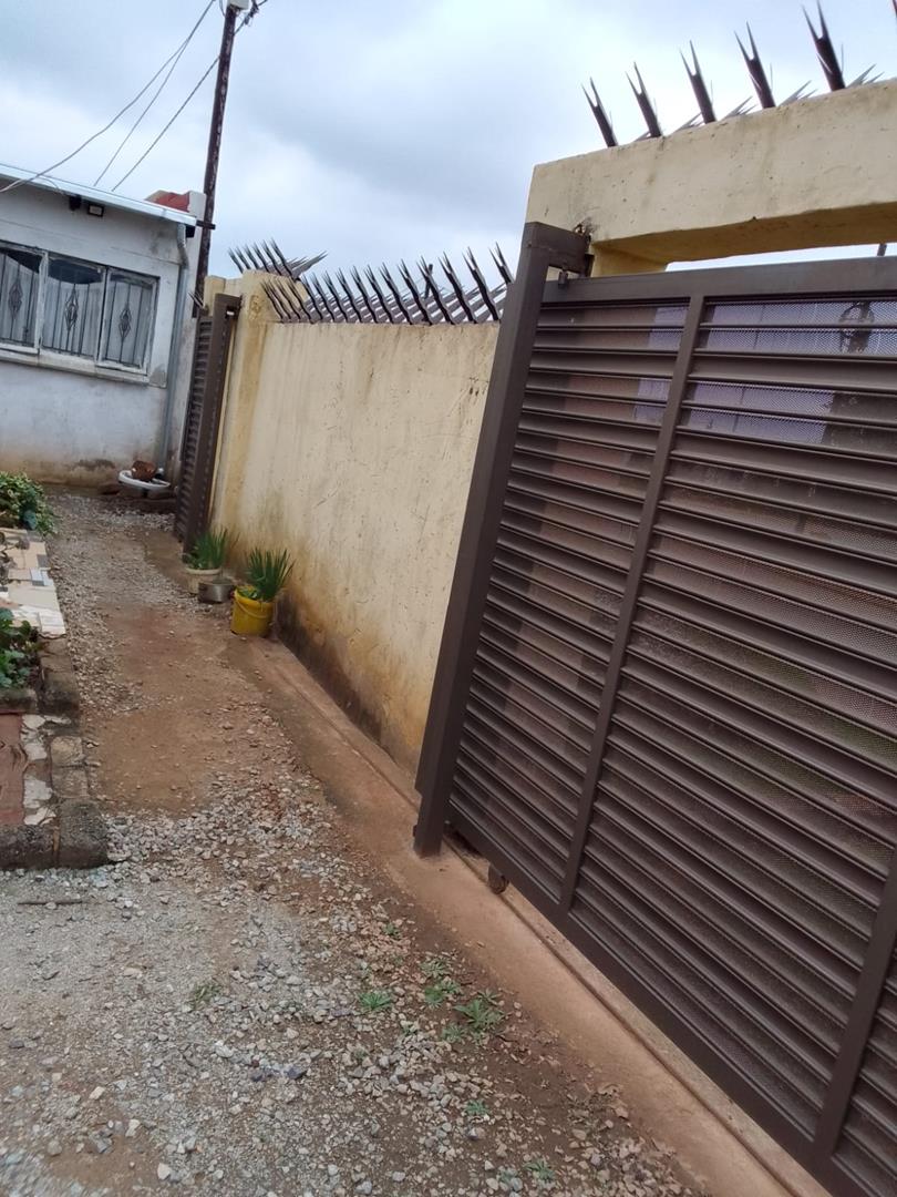 6 Bedroom Property for Sale in Thulani Gauteng