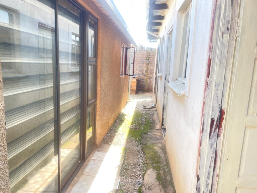 6 Bedroom Property for Sale in Thulani Gauteng