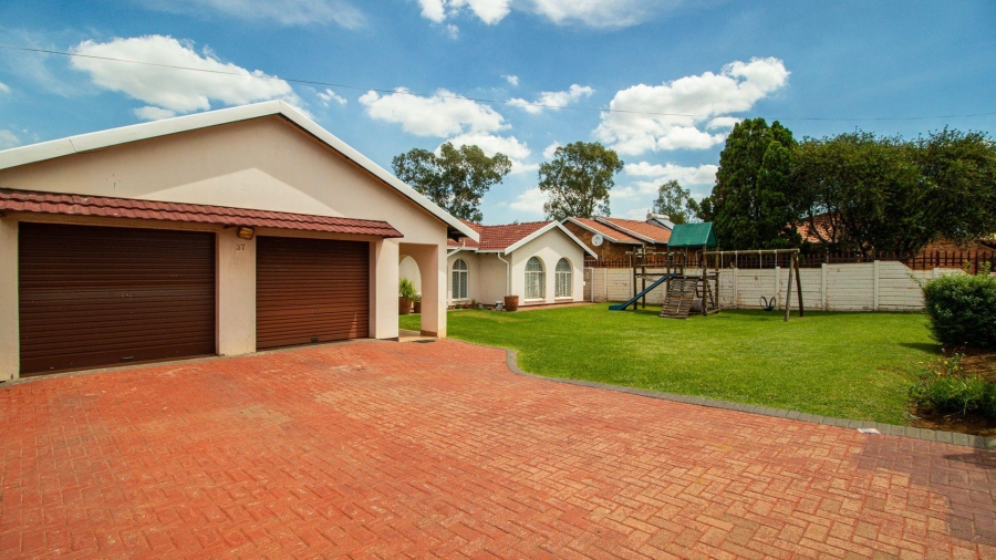 3 Bedroom Property for Sale in Bakerton Gauteng