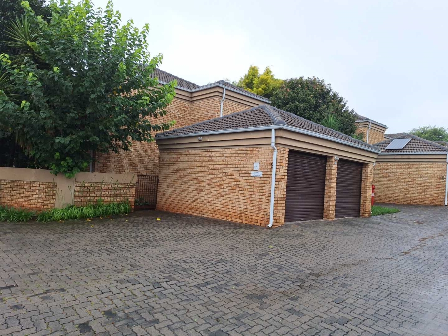 To Let 3 Bedroom Property for Rent in Weltevreden Park Gauteng