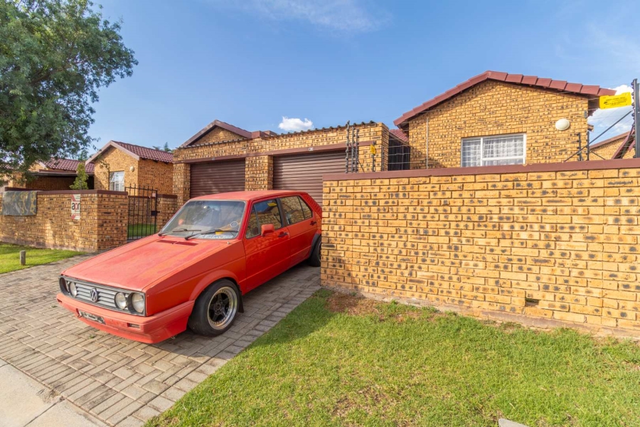 2 Bedroom Property for Sale in Honeypark Gauteng