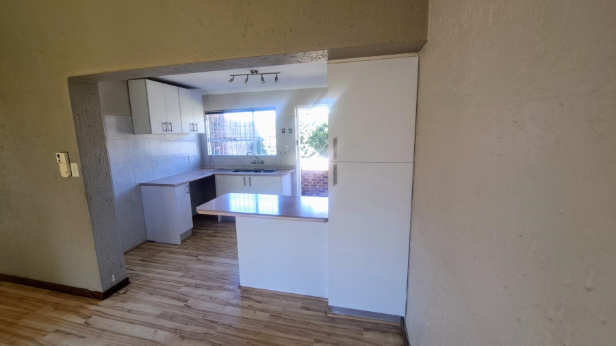 To Let 2 Bedroom Property for Rent in Oakdene Gauteng