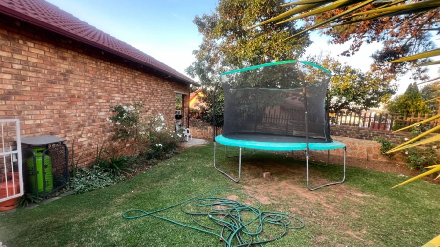 To Let 2 Bedroom Property for Rent in Mondeor Gauteng