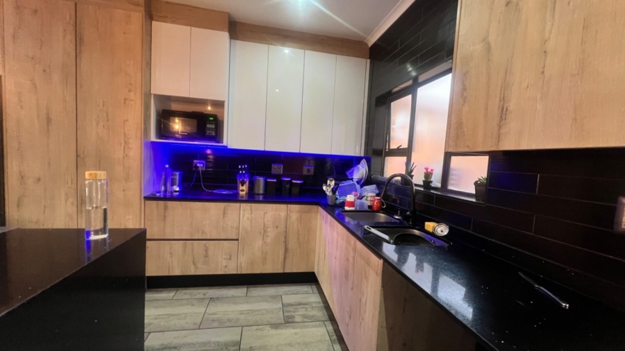 To Let 2 Bedroom Property for Rent in Mondeor Gauteng