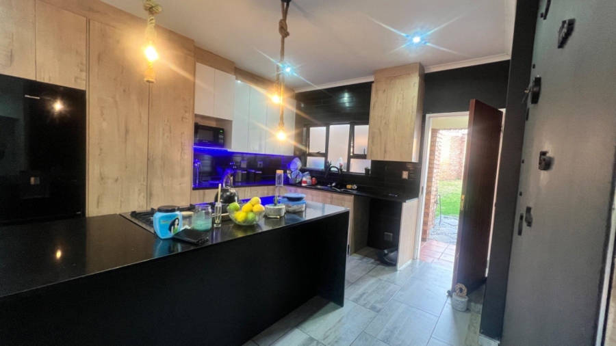 To Let 2 Bedroom Property for Rent in Mondeor Gauteng
