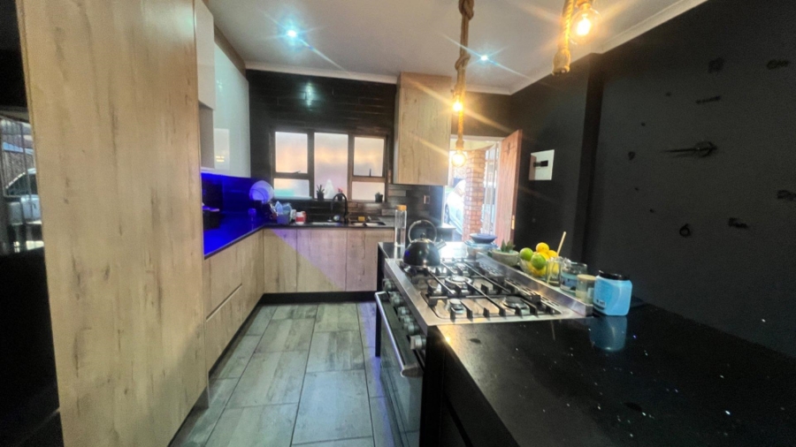 To Let 2 Bedroom Property for Rent in Mondeor Gauteng