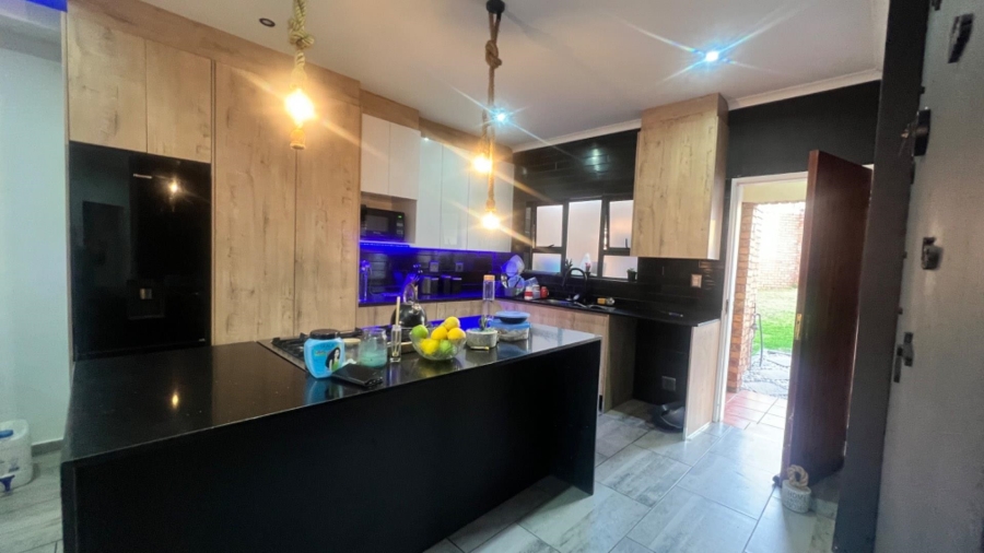 To Let 2 Bedroom Property for Rent in Mondeor Gauteng