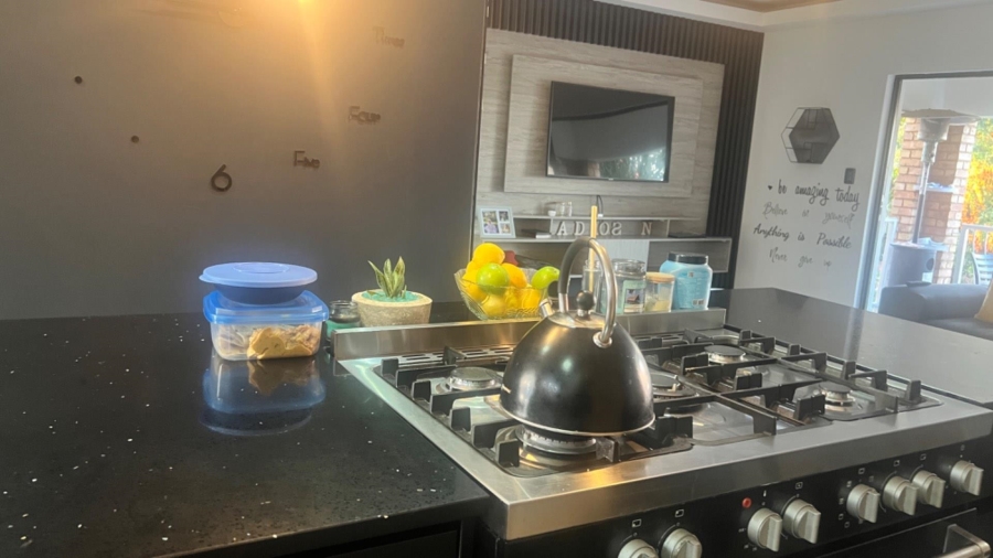 To Let 2 Bedroom Property for Rent in Mondeor Gauteng