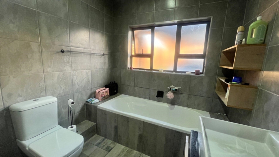 To Let 2 Bedroom Property for Rent in Mondeor Gauteng