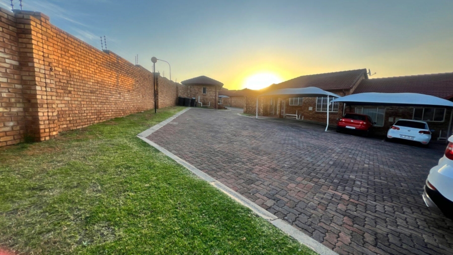 To Let 2 Bedroom Property for Rent in Mondeor Gauteng