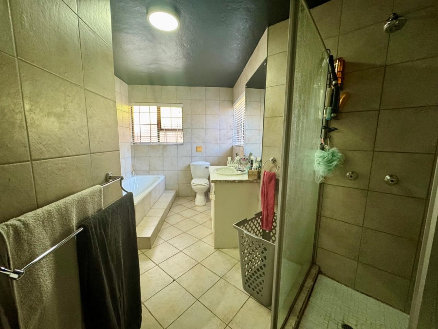 4 Bedroom Property for Sale in Waterkloof Ridge Gauteng