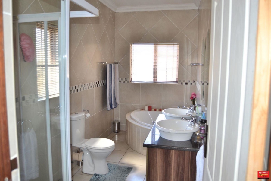 4 Bedroom Property for Sale in Thatchfield Estate Gauteng