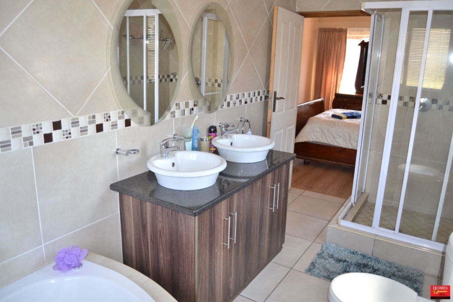 4 Bedroom Property for Sale in Thatchfield Estate Gauteng