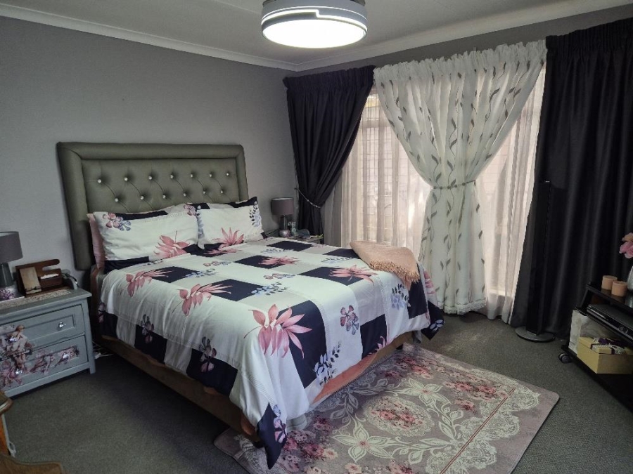 5 Bedroom Property for Sale in Sunward Park Gauteng