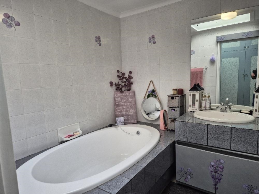 5 Bedroom Property for Sale in Sunward Park Gauteng