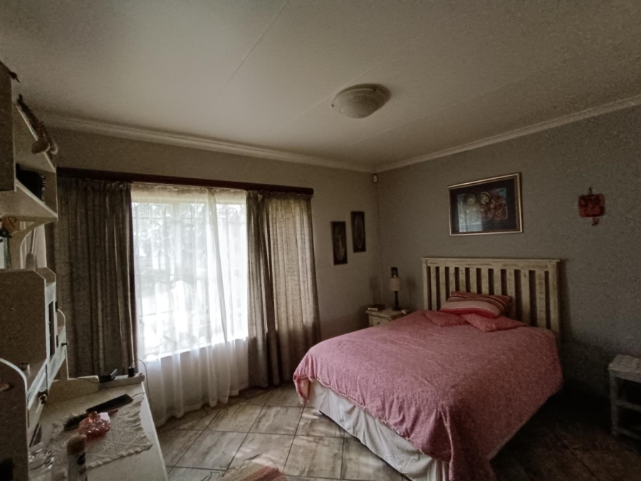 5 Bedroom Property for Sale in Wierda Park Gauteng