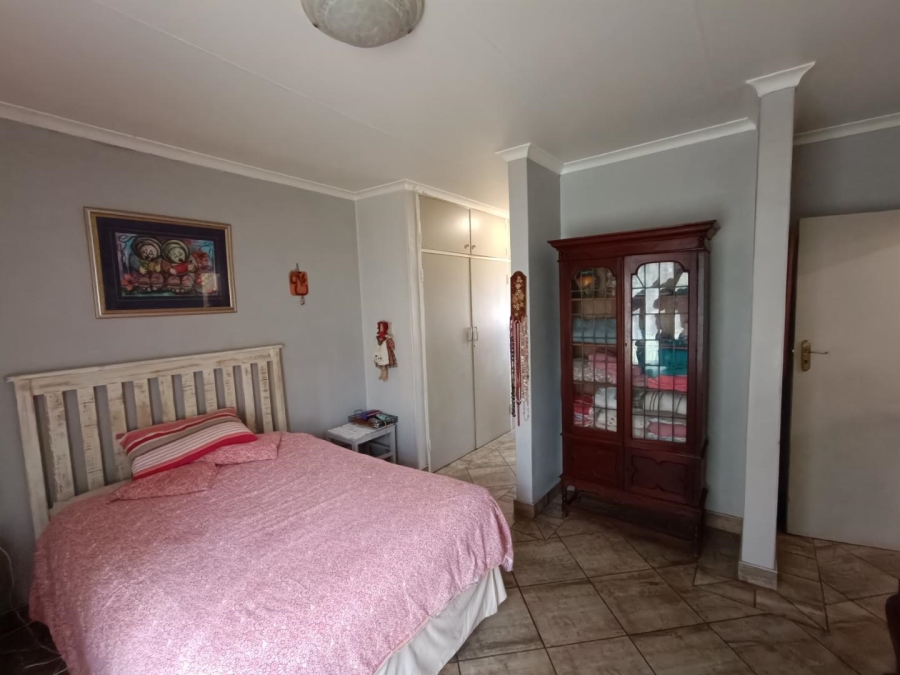 5 Bedroom Property for Sale in Wierda Park Gauteng