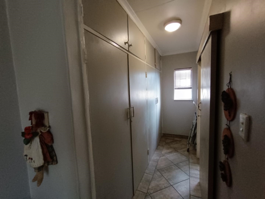 5 Bedroom Property for Sale in Wierda Park Gauteng