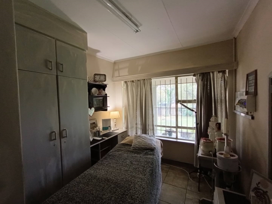 5 Bedroom Property for Sale in Wierda Park Gauteng
