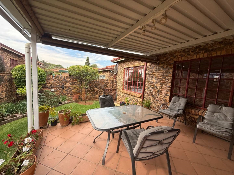 To Let 3 Bedroom Property for Rent in Weltevreden Park Gauteng