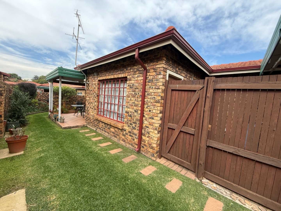 To Let 3 Bedroom Property for Rent in Weltevreden Park Gauteng