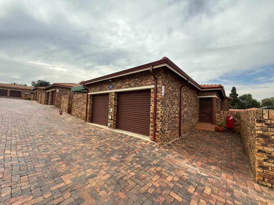 To Let 3 Bedroom Property for Rent in Weltevreden Park Gauteng