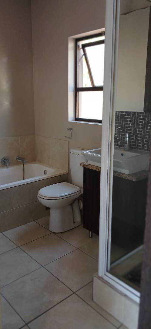 To Let 1 Bedroom Property for Rent in Douglasdale Gauteng