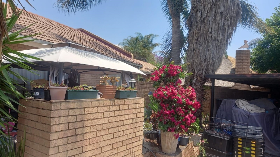 7 Bedroom Property for Sale in The Reeds Gauteng