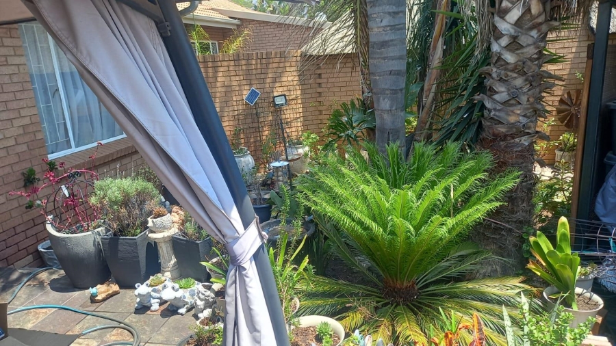 7 Bedroom Property for Sale in The Reeds Gauteng