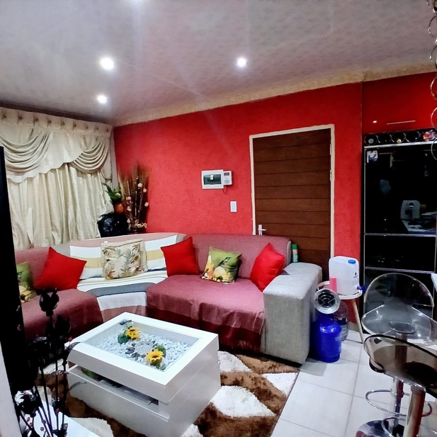 2 Bedroom Property for Sale in Clayville Gauteng