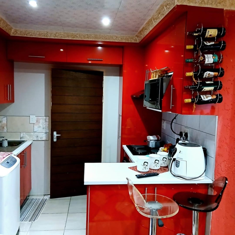 2 Bedroom Property for Sale in Clayville Gauteng