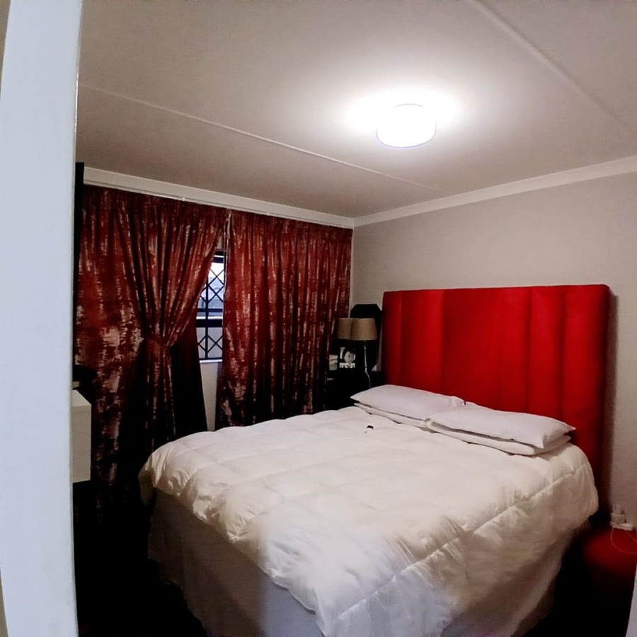 2 Bedroom Property for Sale in Clayville Gauteng