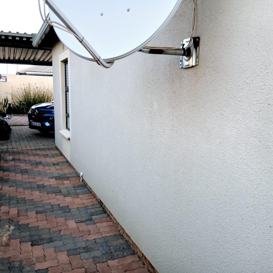 2 Bedroom Property for Sale in Clayville Gauteng