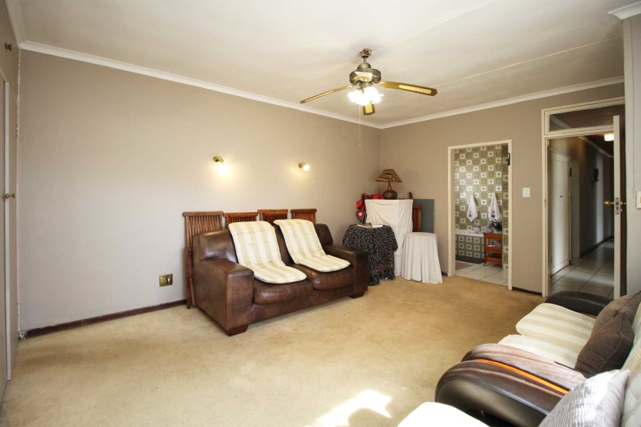 4 Bedroom Property for Sale in Helikonpark Gauteng