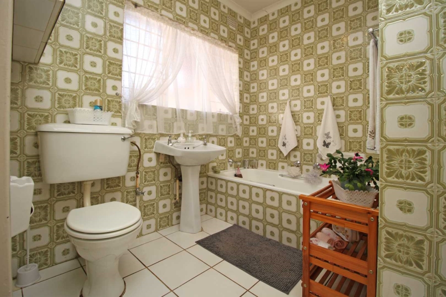 4 Bedroom Property for Sale in Helikonpark Gauteng
