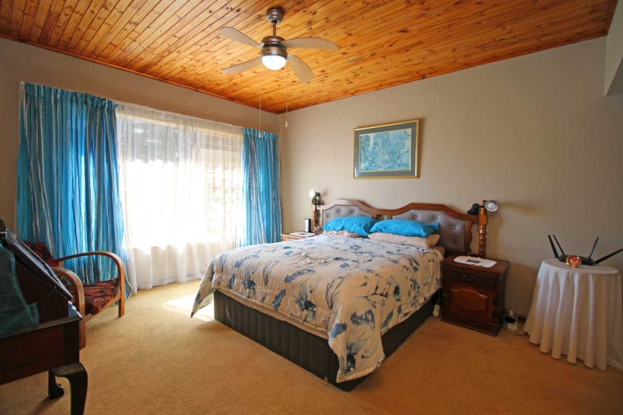 4 Bedroom Property for Sale in Helikonpark Gauteng
