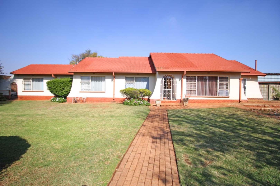 4 Bedroom Property for Sale in Helikonpark Gauteng