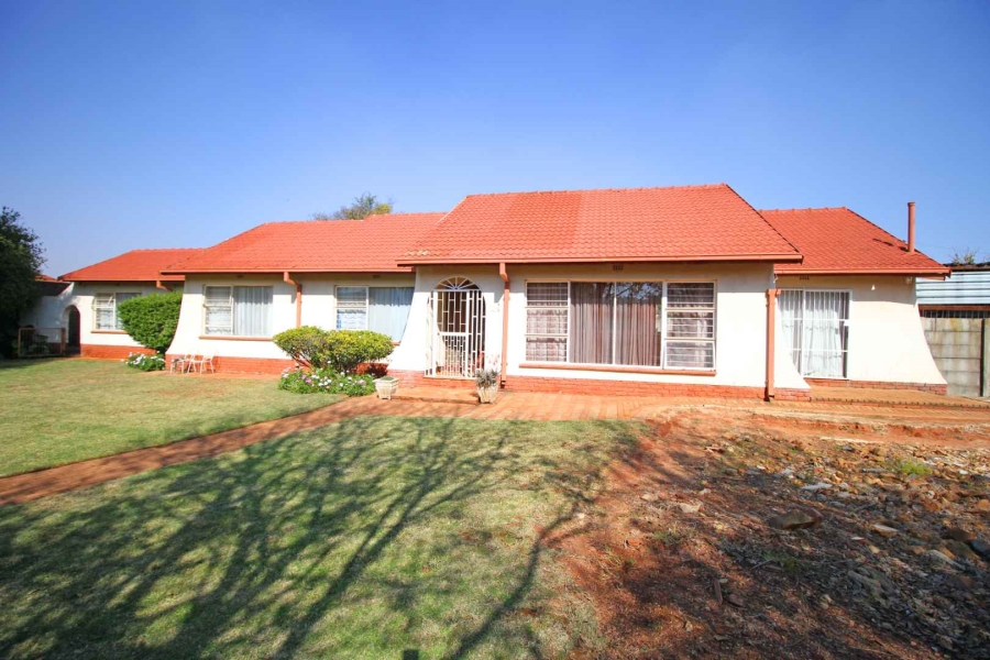 4 Bedroom Property for Sale in Helikonpark Gauteng