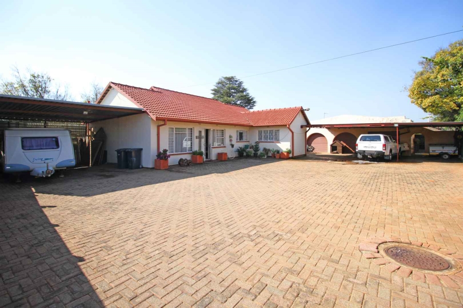 4 Bedroom Property for Sale in Helikonpark Gauteng