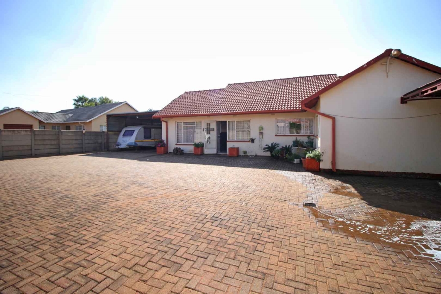 4 Bedroom Property for Sale in Helikonpark Gauteng