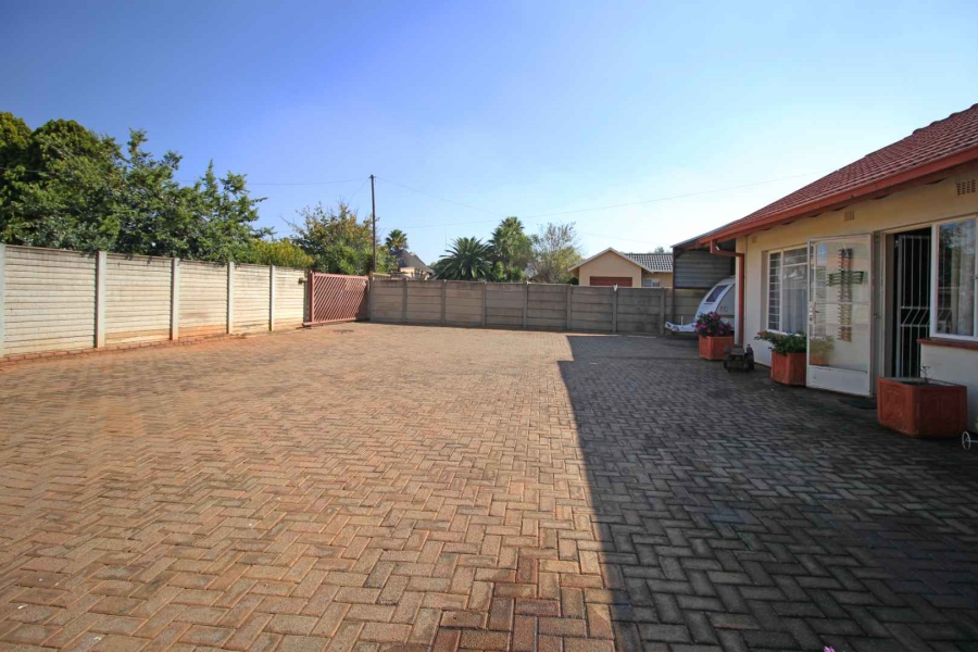 4 Bedroom Property for Sale in Helikonpark Gauteng